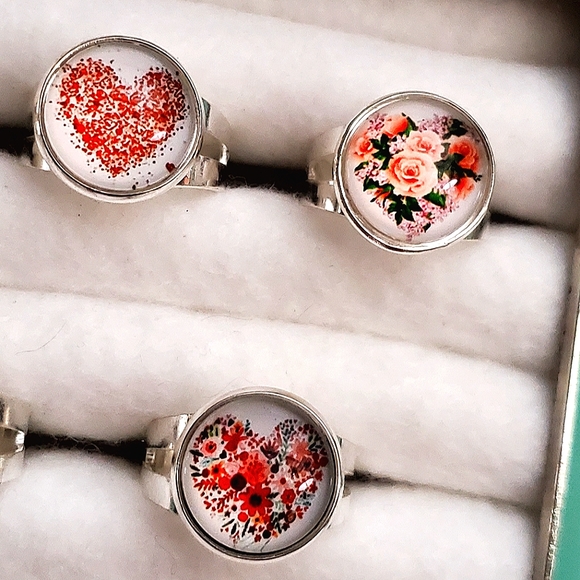 Choice of 5 floral heart ❤️ shape image 14mm glass cabachon adjustable rings. - Picture 3 of 4